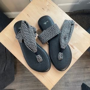 Sanuk women’s yoga sling